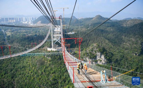 贵州兴义：<em>金州</em>大桥进入主缆架设阶段