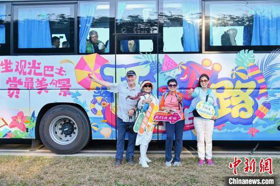 海南环岛旅游公路玩法“上新” ：观光巴士成“移动观景台”