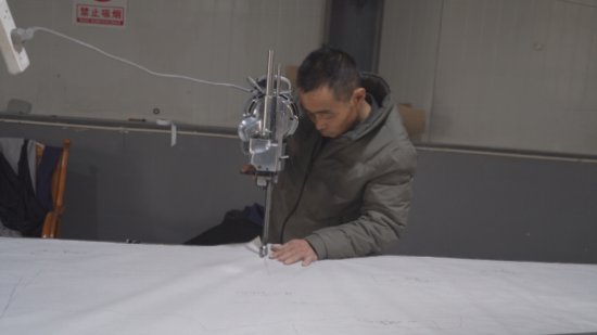 新疆库车：节后服装企业订单生产忙