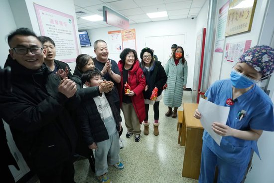 0时11分北京妇产医院迎来首个“龙宝宝”，她的名字叫“初一”