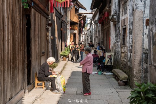 浙江缙云隐藏一座千年古村，150米古街遍布写生者，街名大有...