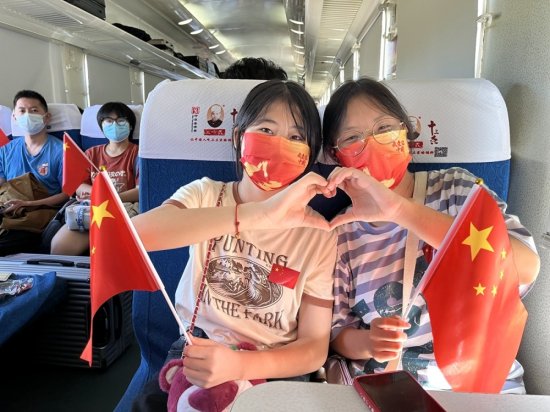 郑州客运段广州车队：列车处处“中国红” 欢天喜地迎国庆