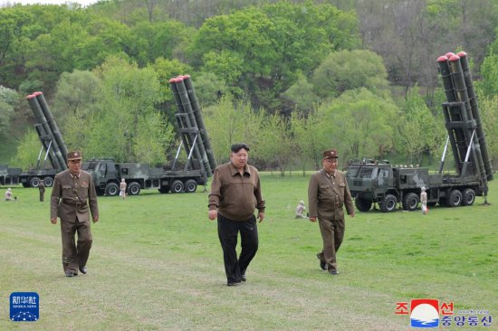 <em>金正</em>恩指导超大型火箭炮兵部队进行核反击模拟演习