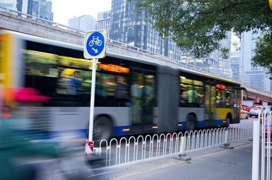山东少年坐公交去上海，<em>奔波的</em>意义是什么？