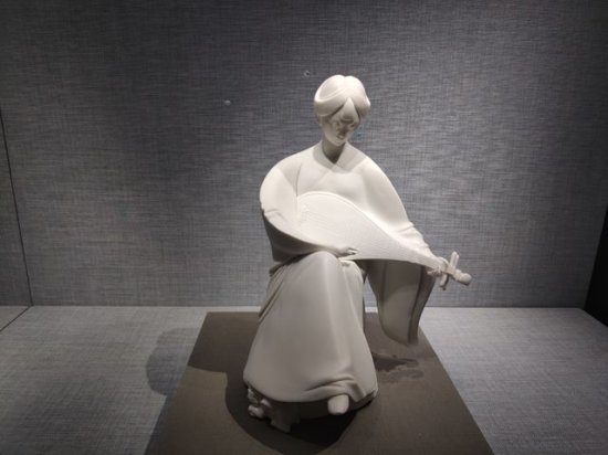 恭王府展出颜松柳的“中国白”，让陶瓷艺术自己说话