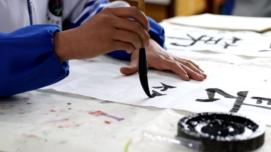 “我的学校我来写” 贵州惠水三中学生毛笔字成学校“门面”