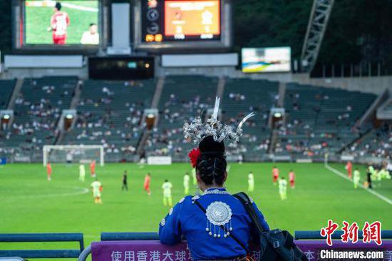 香港明星足球队与贵州榕江“村超”联队举行友谊赛