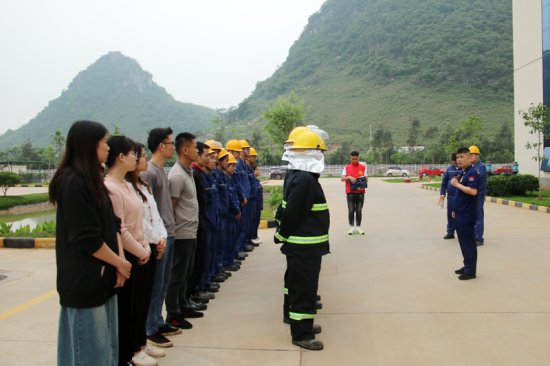 鹿寨消防开展消防安全知识培训与模拟灭火演练