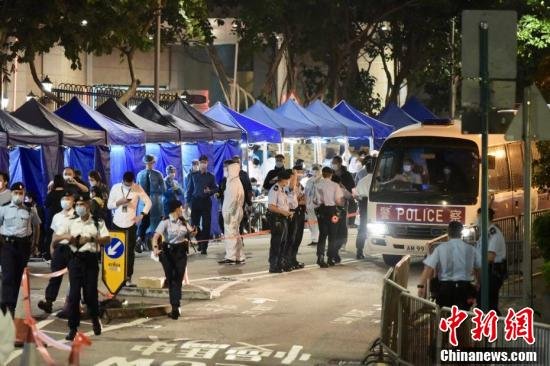 香港中西区指明“受限区域”人士接受“禁足”强检