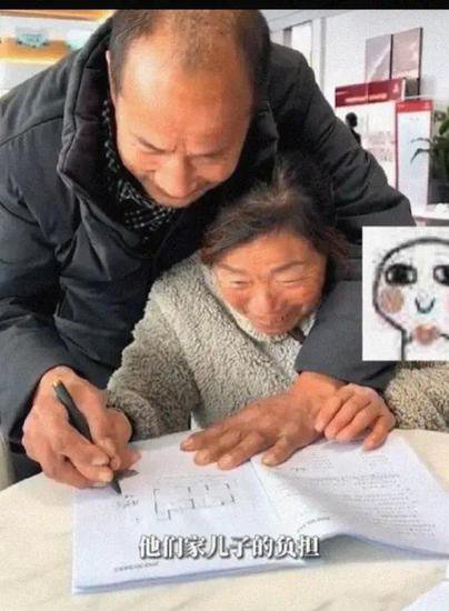 67岁老人握妻子手一起签购房合同 买下第一套房