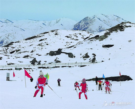 新疆群众越野滑雪<em>对抗赛</em>阿勒泰分站赛举行