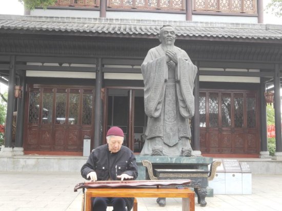著名古琴艺术家杨青访衡 千年石鼓书院前即兴弹奏古琴名曲