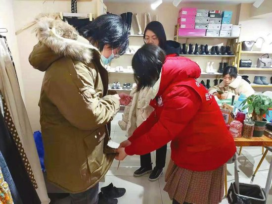 临近春节，志愿者送出暖暖的爱 为老人<em>查</em>身体 给孩子送新衣