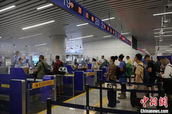 <em>广州</em>白云机场口岸近一周已签发临时入境许可超700份