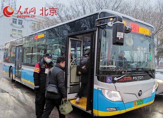 强降雪中的<em>北京公交</em>司机：提前“热车”降低车身 温暖乘客出行路