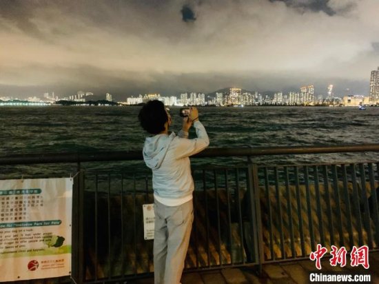 “<em>红月亮</em>掩天王星”现香港上空 众多市民拍照打卡