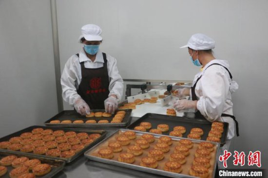 广西柳州打造<em>创意螺蛳粉</em>月饼 吸引年轻食客
