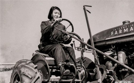 中国第一位女拖拉机手梁军，30岁成“人民币女郎”，高寿90岁
