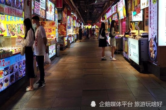 深圳东门步行街，以繁华古朴著称，美味小吃布满整一条街