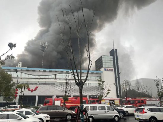 突发！今早杭州一仓库起火，现场黑烟滚滚！消防最新通报
