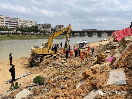 <em>广东恩平</em>一施工项目发生坍塌事故，1名工人被泥土掩埋死亡