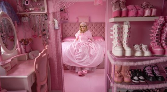 英国一芭比迷只<em>穿</em>粉色<em>衣服</em> 收藏100多个芭比娃娃