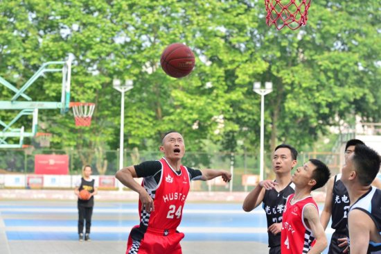 我校男子篮球队在华中科技大学教职工篮球赛中获优胜奖