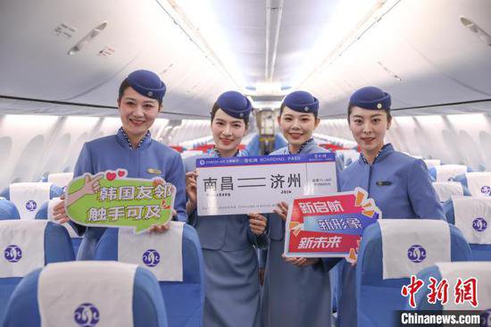 江西航空发布新版客舱乘务员<em>制服</em> 以青花瓷和白鹤为<em>设计</em>灵感