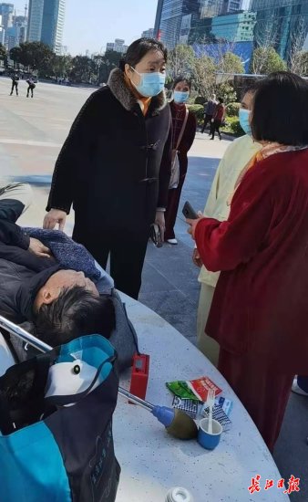 88岁退役军人晨练晕倒，广场职工和市民热心救助