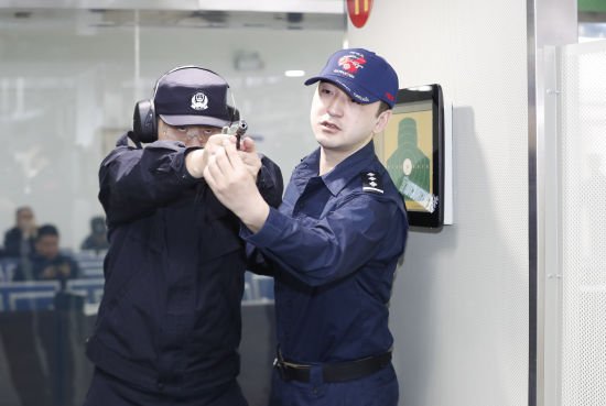 <em>内蒙古海拉尔</em>警方开展实弹射击训练