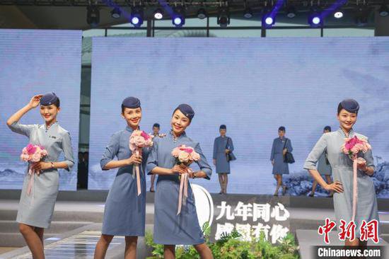 江西航空发布<em>新版</em>客舱乘务员制服 以青花瓷和白鹤为设计灵感