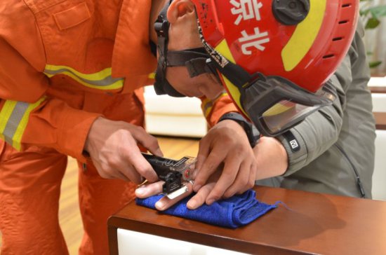 北京一男子手指被戒指卡住，经开消防紧急救援