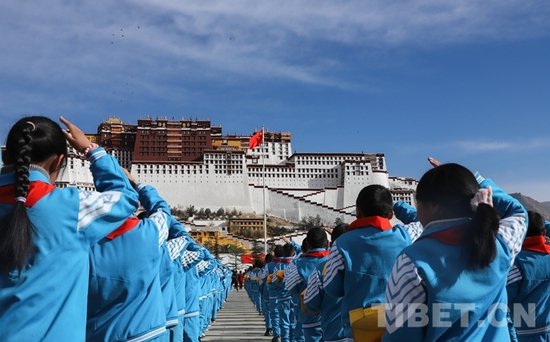 <em>西藏拉萨</em>举行升旗仪式纪念西藏百万农奴解放65周年