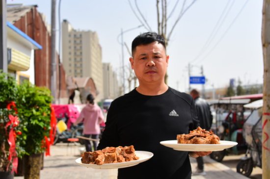 郑州一饭店开业选在“雷锋日”，老板请来60名环卫工吃大餐