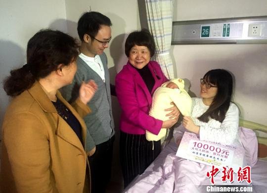 中国首例供胚移植试管婴儿自然<em>怀孕生子</em>