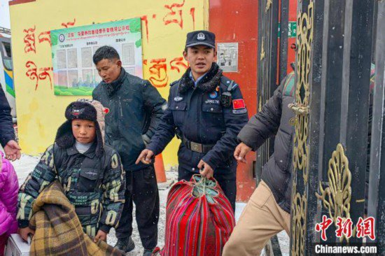 西藏阿里日土移民管理警察护送学生<em>返校</em>