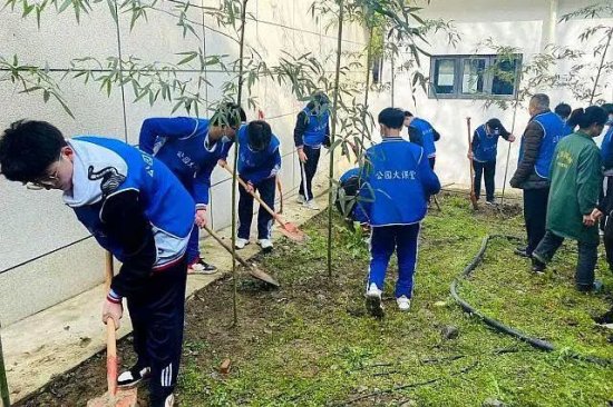 赴春天之约，<em>武汉市东西湖职业技术学校</em>，开展植树节活动