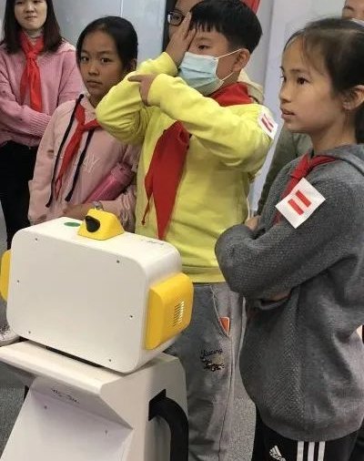 <em>幼儿园晨检</em>机器人研发生产基地迎来苏州工业园区红领巾研学活动