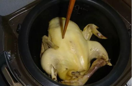 <em>白切鸡</em>也能用电饭锅做，不加一滴水，肉嫩鲜美，太好吃啦！