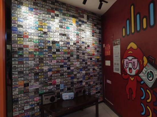 重庆一地下商场现“<em>磁带</em>墙、音乐唱片墙”满满的怀旧感