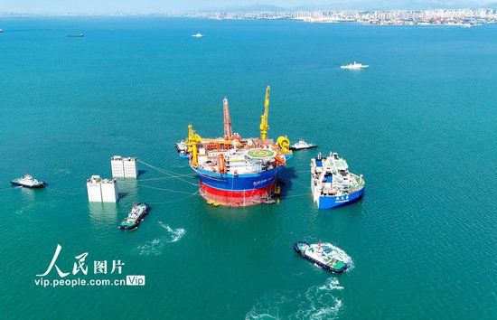 山东青岛：亚洲首艘圆筒型“海上油气加工厂”启运<em>珠江</em>口盆地