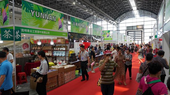 食博会在南宁举办 全国各地近400家企业展出2000多种<em>特色食品</em>