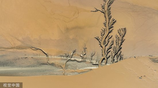 山西忻州：航拍临隩<em>公园附近</em>黄河 河床现美丽图案宛如浮雕沙画