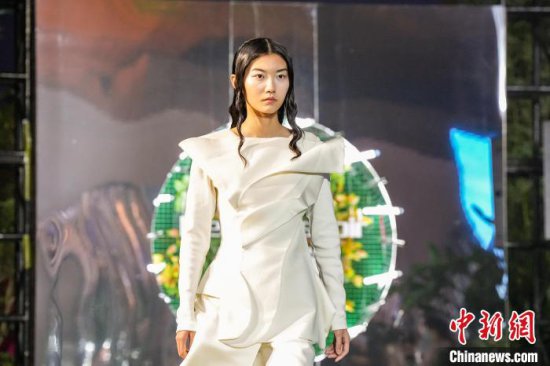 第一届中国元宇宙<em>服装设计大赛在</em>武汉举办