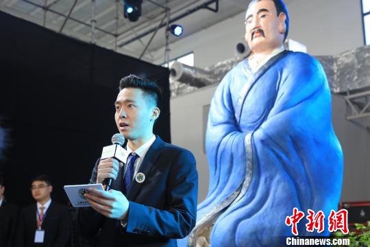 首届中国养生<em>美食</em>文化节青岛开幕 500多斤面塑创纪录