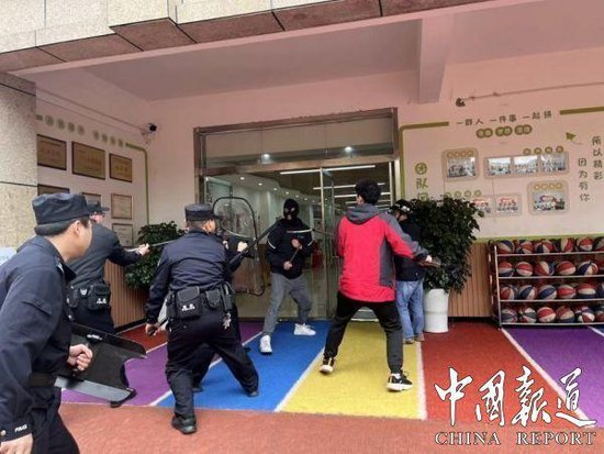 华蓥市凤凰城幼儿园开展反恐防暴演练活动