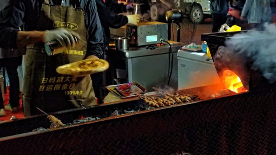 新疆和硕县：夜市“烟火气”掀起“五一”假期消费热潮