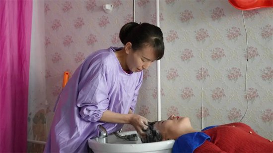富蕴县：“靓发屋”项目带动乡村妇女就业增收