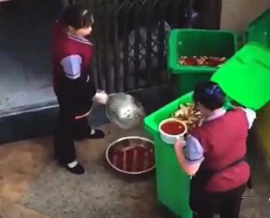 重庆一酒店回应员工从垃圾桶舀废油：<em>个人</em>行为，未用于<em>餐饮</em>