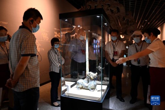 6月11日，观众在秦始皇帝陵博物院<em>观看海昏侯</em>刘贺<em>墓</em>出土文物。